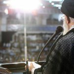 آیت الله خامنه‌ای، در حال جرح و تعدیل حکم «آتش به اختیار» در خطبه عید فطر