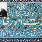 سیاست خارجی‌ای که خامنه‌ای تجویز می‌کند، در برابر مشی مسالمت‌جوی حسن روحانی قرار دارد. سیاست خارجی رهبر بحران اقتصادی را تشدید می‌کند.