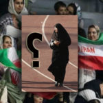 زمینه عکس مونتاژ شده: جمعی از زنان در ورزشگاه، در مرکز عکس: فریبا محمدیان، معاون امور بانوان وزارت ورزش و جوانان ایران و رئیس فدراسیون اسکیت