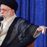 خامنه‌ای، ۱۴ خرداد ۱۴۰۱ در حال سخنرانی در مقبره خمینی در سالگرد مردن او