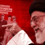 علی خامنه‌ای، در پیشزمینه: خودآموز دیکتاتورها. دور باطل خودکامگی کی به پایان می‌رسد؟ (پوستر: زمانه)