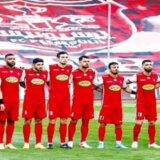 بازیکنان پرسپولیس تهران در اعتراض به بازداشت حسین ماهینی و سرکوب در بازی با تراکتور با مچ‌بند سیاه وارد زمین شدند.