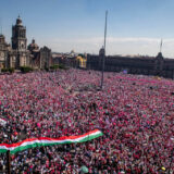 این تصویر جمعیت انبوه معترضان مکزیکی در میدان زوکالو مکزیکو سیتی را از بالا نشان می‌دهد که در اعتراض به اصلاحات انتخاباتی تجمع کرده‌اند. یک پرچم بزرگ مکزیک بالای سر جمعیت در حال حمل است.