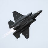 یک جت جنگنده F-35 Lightning II نیروی هوایی اسرائیل در 27 دسامبر در حین نمایش هوایی در مراسم فارغ التحصیلی خلبانان نیروی هوایی اسرائیل در پایگاه نیروی هوایی اسرائیل در صحرای نقب در نزدیکی شهر بیر شوا در جنوب اسرائیل اجرا می کند. 2017. - فرمانده نیروی هوایی در 22 مه 2018 گفت که ارتش اسرائیل از جنگنده های رادارگریز F-35 تازه به دست آمده خود در نبرد استفاده کرده است و این اولین جنگنده در جهان است که این کار را انجام می دهد. (عکس از JACK GUEZ / AFP)