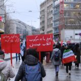 دو زن در راهپیمایی ۸ مارس ۲۰۲۲ شبکه‌ی فمینیست‌ها برای ژینا در اشتوتگارت آلمان با پلاکاردهایی با این متن‌ها: پاسخ ما به سرکوب، انقلاب فمنیستی و زندانی سیاسی آزاد باید گردد.