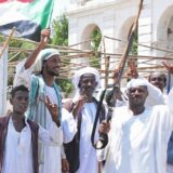 تظاهرات عشایر سودانی بجا و حامیان ارتش سودان در اعتراض به مذاکرات آتش‌بس در ۱۷ مه ۲۰۲۳ در بندر سودان (عکس از خبرگزاری فرانسه)