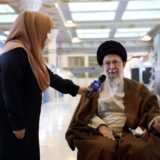 علی خامنه‌ای در حال گفتگو با خبرنگار تسنیم در سالن خالی نمایشگاه کتاب تهران