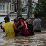 تصویر از شبکه‌های اجتماعی چند نفر را در گذر سیل آستارا و تالش در حال گذر از خیابانی نشان می‌دهد که آب در آن تا کمر آن‌ها بالا آمده است.