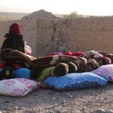 در روستاهای زنده‌جان مردم از ترس تکرار زلزله شب را در زیر سقف آسمان خوابیدند. عکس Mohsen Karimi- Afp