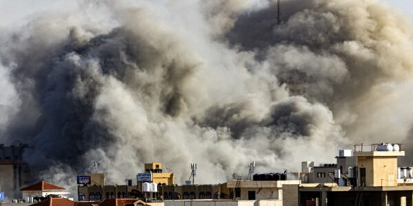 ستون دود بر فراز ساختمانی در غزه پس از حمله اسرائیل، ۷ اکتبر ــ عکس: MAHMUD HAMS / AFP