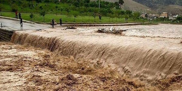 نمایی از رودخانه ای که طغیان کرده