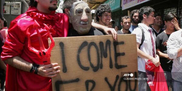 ۴ دسامبر ۲۰۰۶، جوانان حزب کمونیست شیلی در تظاهراتی در اطراف بیمارستان نظامی سانتیاگو. آگوستو پینوشته، دیکتاتور شیلی (۱۹۷۳-۱۹۹۰) در این بیمارستان بستری شده بود. دادگاه تجدیدنظر اعلام کرد که پینوشه ۹۱ ساله با قرار وثیقه از حبس خانگی آزاد می‌شود. (عکس: خبرگزاری فرانسه)