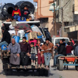 در تصویر اعضای یک خانواده فلسطینی از سه نسل در حال فرار از رفح به سمت مرکز غزه دیده می‌شود. آن‌ها سوار بر وانتی شده‌اند و پشت سرشان وسایل زندگی آن‌ها دیده می‌شود.