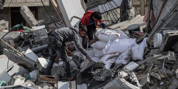 دو کودک بر ویرانه به جای مانده از حملات اسرائیل به رفح. عکس: AFP