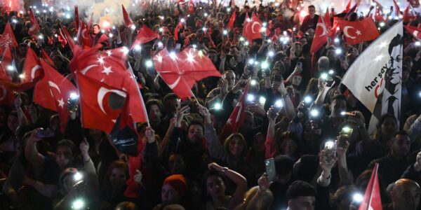 جشن طرفداران حزب جمهوری خلق پس از مشخص شدن پیروزی کاندیدای آنان برای شهرداری استانبول، ۳۱ مارس ۲۰۲۴، عکس از خبرگزاری فرانسه