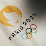 علامت المپیک و یک چهره زن و نوشته‌ی «پاریس 2024»