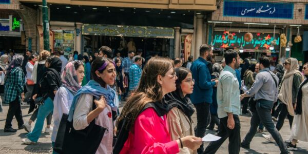 تصویر تزئینی خبرگزاری فرانسه چند زن بدون حجاب اجباری را در ورودی یکی از بازارهای تهران نشان می‌دهد.